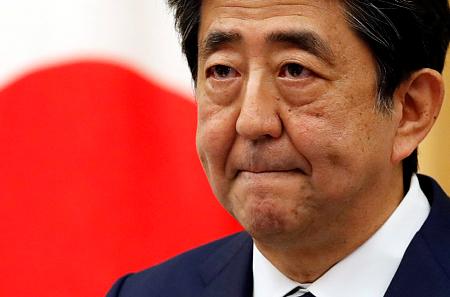 Beszéde közben a volt japán miniszterelnököt, Shinzo Abe-t / Fotó: MTI/EPA/Reuters pool/Kim Kjung Hun