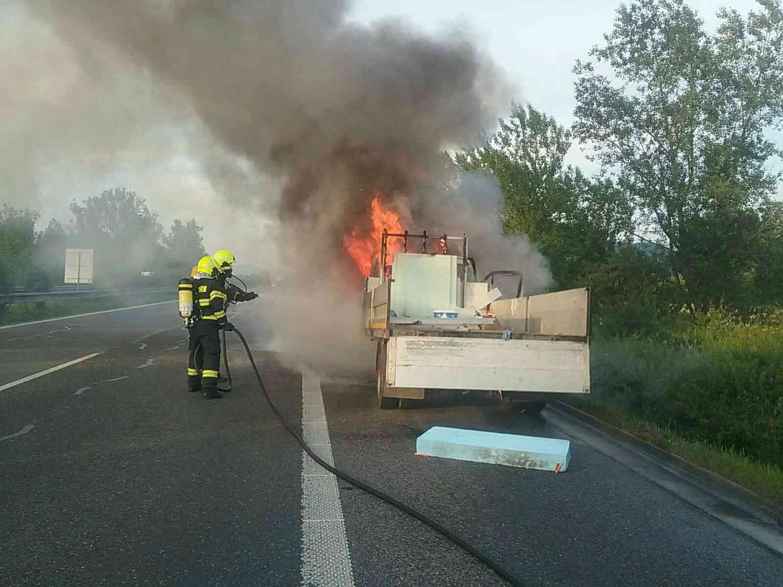 Požiar dodávky na diaľnici D1 pri Ilave likvidovalo sedem hasičov.