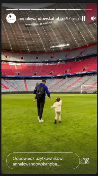 Robert Lewandowski z córkami po meczu Bayernu