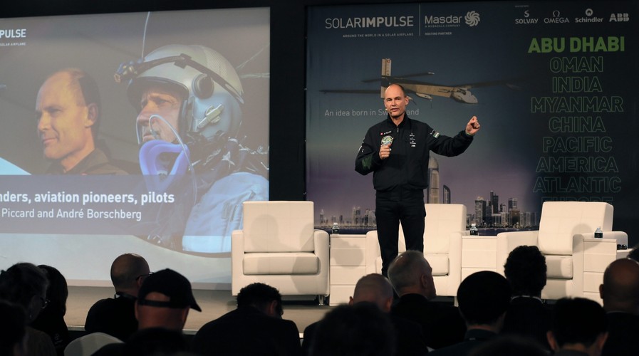 Na prezentacji w Abu Zabi prezes Solar Impulse Project Bertrand Piccard poinformował, że nowy samolot jest już praktycznie gotowy do swojego dziewiczego lotu dookoła świata. Na przełomie lutego i marca Solar Impulse 2 wystartuje z lotniska w stolicy Zjednoczonych Emiratów Arabskich. Następnie czekają go przystanki w Omanie, Indiach i Chinach. Po przekroczeniu Pacyfiku samolot rozpocznie przelot nad kontynentem amerykańskim.
<br><br>
(fot. EPA/STRINGER Dostawca: PAP/EPA)