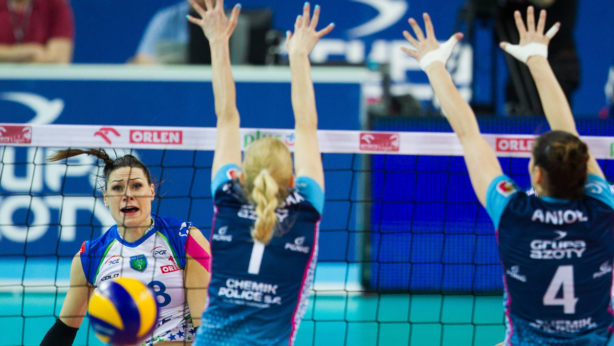 KPS Chemik Police i PGE Atom Trefl Sopot wracają w czwartek do walki o mistrzostwo Polski. Chemiczki wygrały dwa pierwsze pojedynki finałów Orlen Ligi we własnej hali (3:1 i 3:0) i w czwartek zrobią wszystko, by zakończyć rywalizację o mistrzostwo Polski. Atomówki są pod ścianą, by myśleć o odwróceniu losów rywalizacji, do końca finałów muszą już tylko zwyciężać. Mecz numer trzy w czwartek o godzinie 18:00.