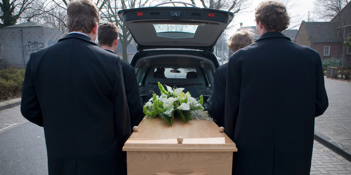 Pracownicy zakładu pogrzebowego upuścili trumnę podczas pogrzebu.