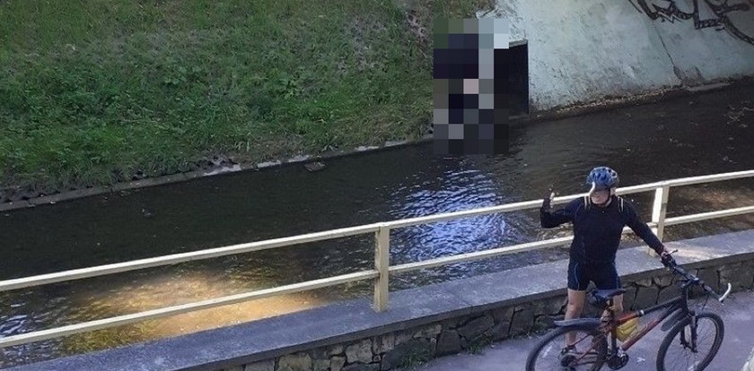Mężczyzna z opuszczonymi spodniami leżał w rzece w centrum Kielc. Ludzie robili zdjęcia, nikt mu nie pomógł