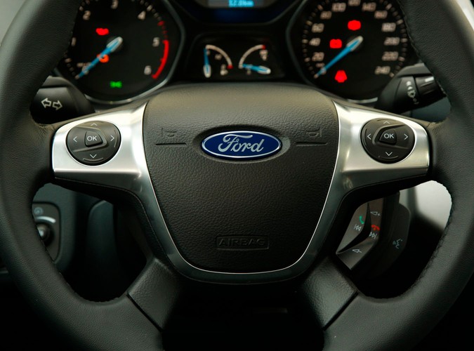 Z czym wam się kojarzą kompaktowe minivany, bo nam z nadmuchanymi autami segmentu C, które są mniej poręczne w mieście i wolniejsze na zakrętach. Po przejażdżce najnowszym fordem c-max diametralnie zmieniamy naszą opinię...