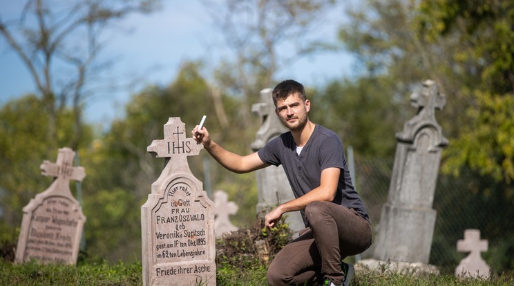 Gergely hobbiból, munka után újítja fel a sírokat /Fotó: Czerkl Zoltán