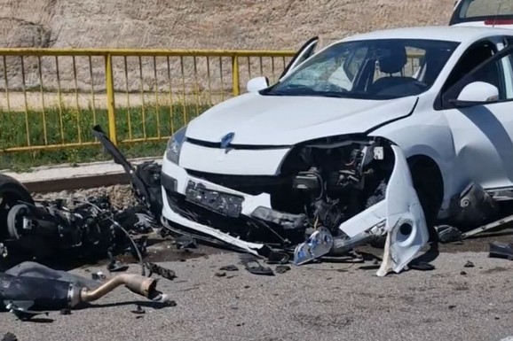 LEKARI SE MOTOCIKLISTI BORE ZA ŽIVOT! Stravična nesreća na putu Novi Pazar-Ribariće: ZAKUCAO se u automobil, vozila u potpunosti uništena (FOTO)