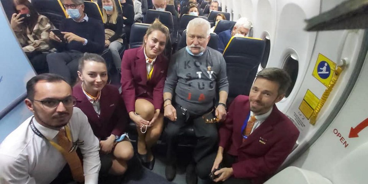 Lech Wałęsa poleciał do Włoch. W samolocie zrobił furorę.