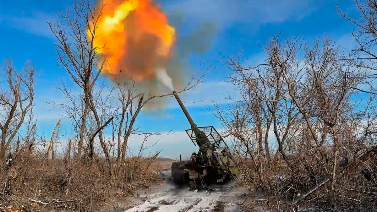 Ruska vojska puca na ukrajinske položaje na nepoznatoj lokaciji u Ukrajini 6. marta