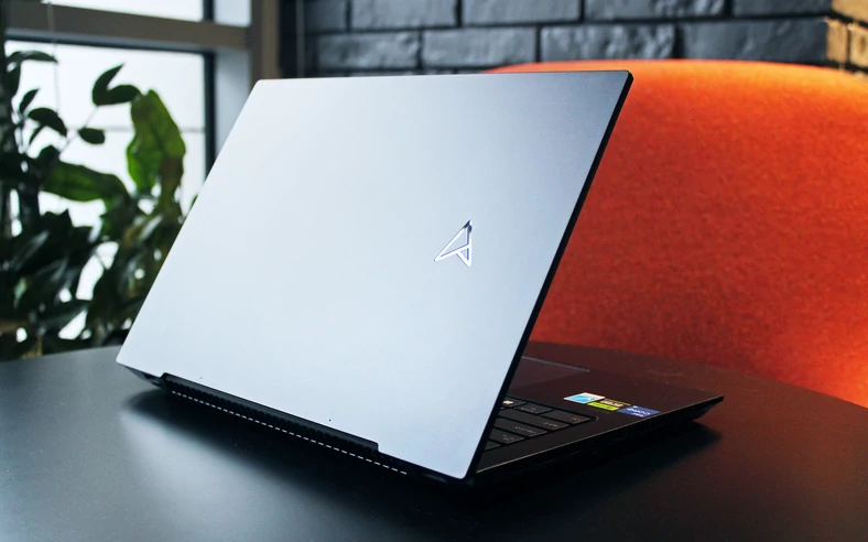 Asus Zenbook Pro 14 vs Apple MacBook Pro 14 – laptop cechuje się stonowanym wyglądem, co podkreśla jedynie skromne geometryczne logo na klapie matrycy