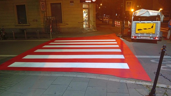 Jak co roku, przed pierwszym dzwonkiem, Zarząd Dróg Miasta Krakowa zadbał o odnowienie malowania przejść dla pieszych w rejonie szkół.