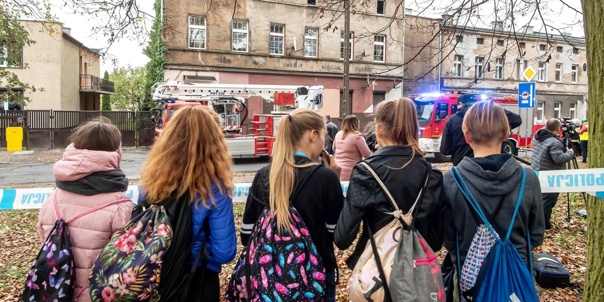 Płacz w Inowrocławiu. Ludzie przynoszą maskotki i znicze pod kamienicą