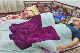 Sara svako veče SPAVA SA MUŽEM I SVEKRVOM U ISTOM KREVETU: TROJKA šokirala svet, a ona kaže da je NAJSREĆNIJA žena na svetu