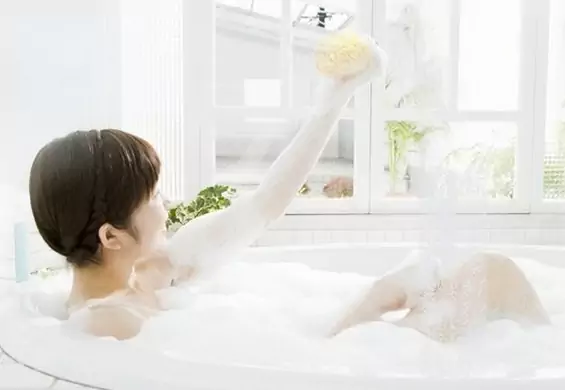 Rozgrzewające i relaksujące kąpiele: domowe sposoby+przepisy z naturalnych składników