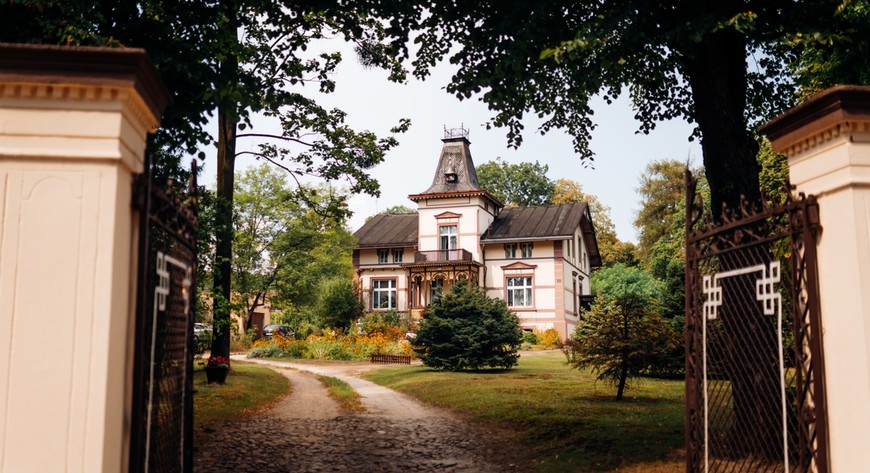 Na uwagę zasługują m.in. klimatyczne wille i dawne pensjonaty, które przypominają o uzdrowiskowej przeszłości. 