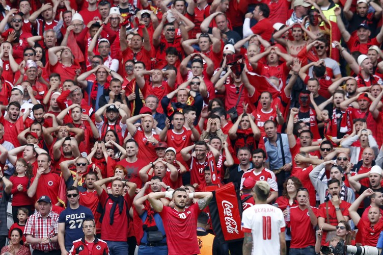 'Gang Albanii' na trybunach stworzył 'piekło', ale na Szwajcarów to nie wystarczyło