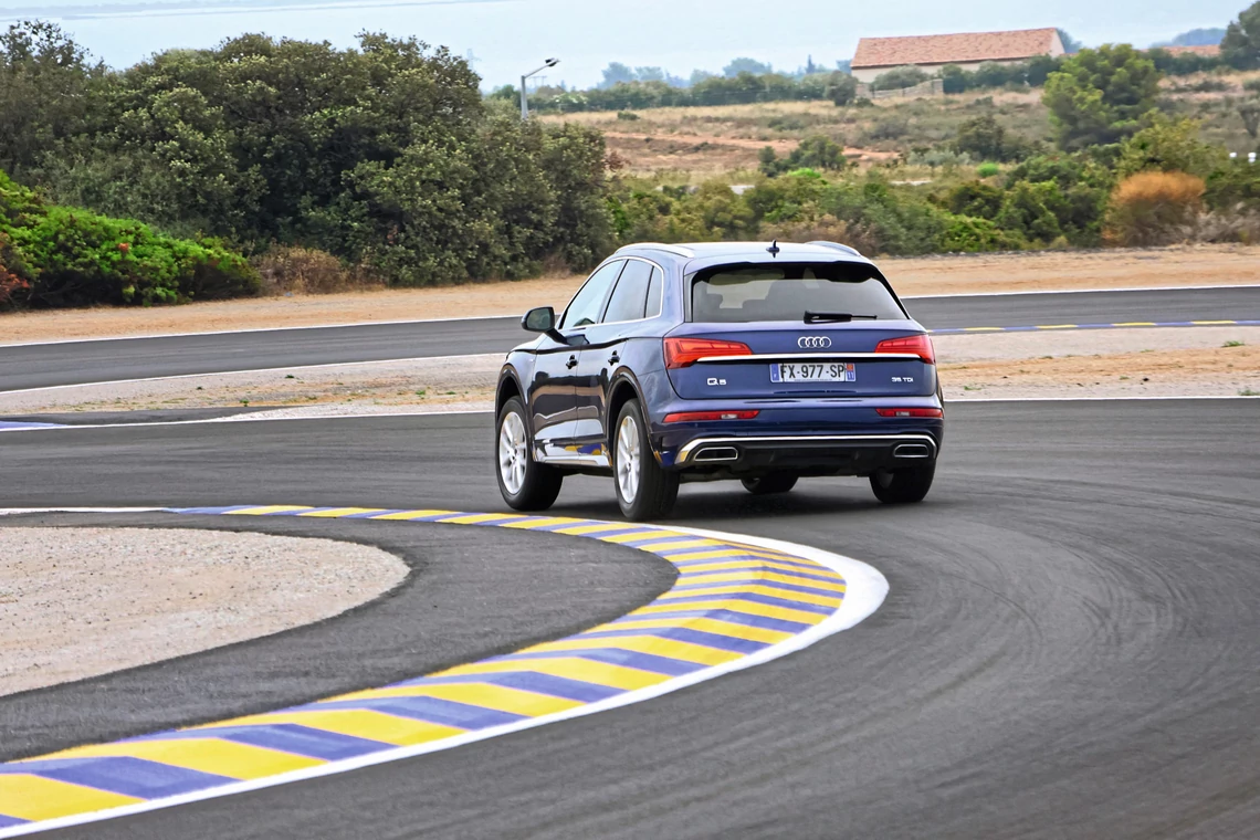 Test opon letnich do SUV-ów: odcinek do oceny prowadzenia na suchej nawierzchni.