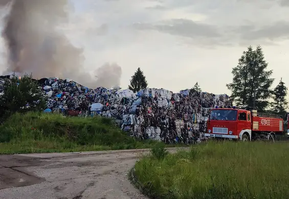 Ośmiometrowa góra tekstyliów płonie na Kaszubach. Pożar może potrwać nawet kilka dni