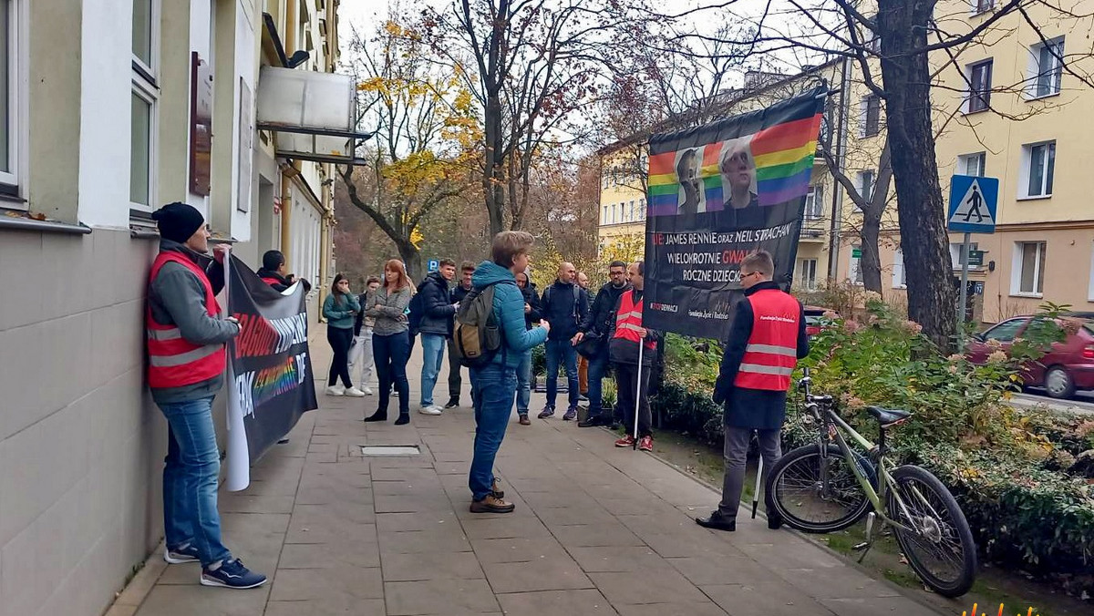 Pikieta anty-LGBT przed szkołą w Lublinie. Poseł PO zawiadamia policję