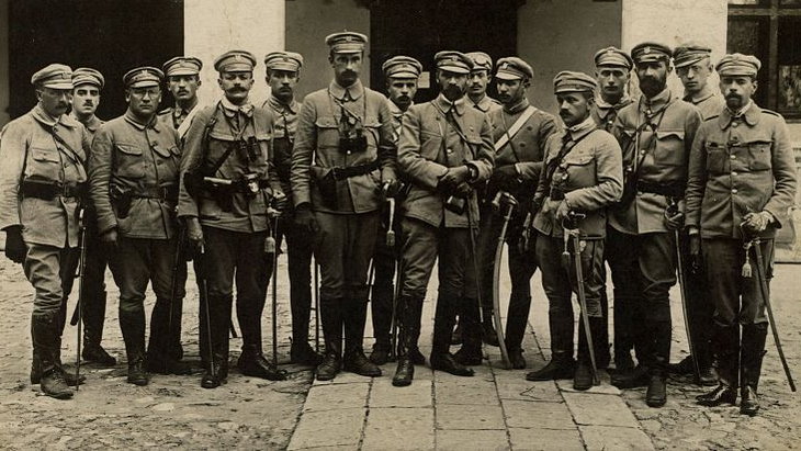 Płk Józef Piłsudski ze swoim sztabem przed Pałacem Gubernialnym w Kielcach w 1914 - domena publiczna