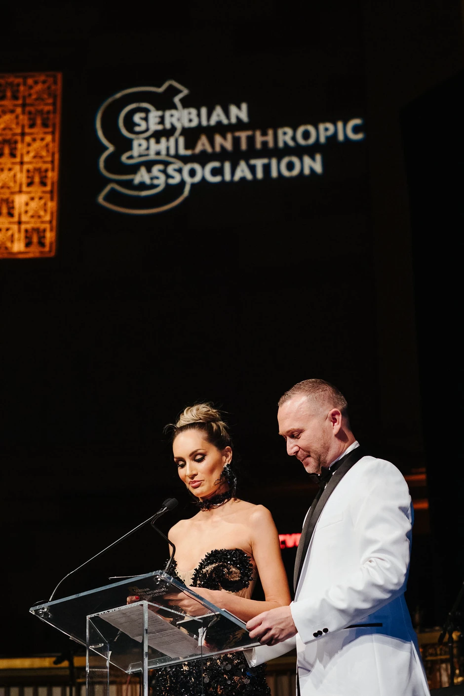 Voditeljski par Jelena Gavrilović i Đorđe Petković