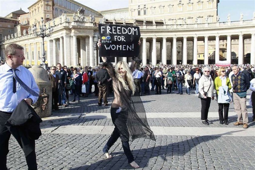 Chciały pokazać piersi papieżowi. FOTO