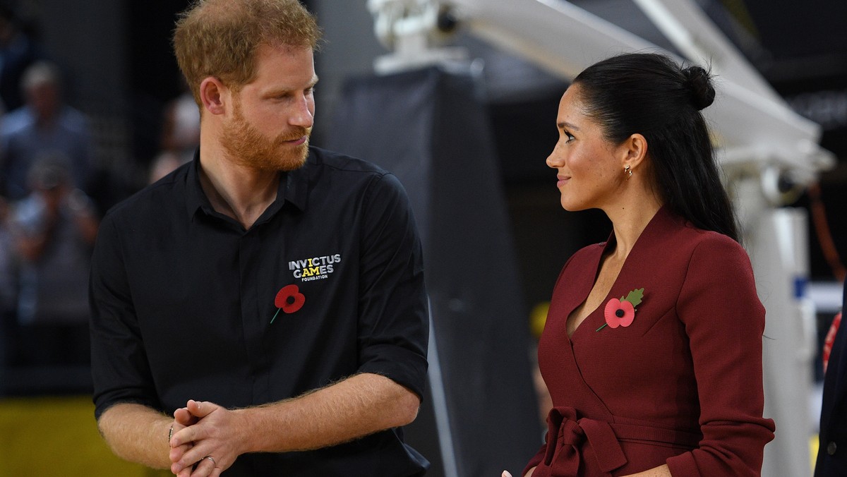 Dwie dziesięciolatki przez dziewięć godzin czekały na księcia Harry'ego i jego żonę Meghan w czasie ich wizyty w nowozelandzkim Wellington. Ostatecznie dziewczynkom udało się zrobić zdjęcie z parą książęcą. Ich radość sugeruje, że naprawdę warto było czekać. 