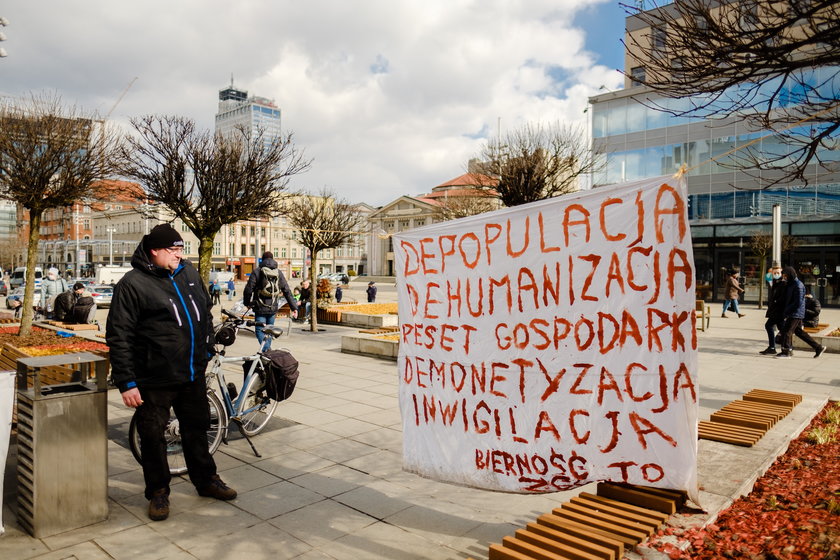 Marsz antycowidowców przeszedł ulicami Katowic