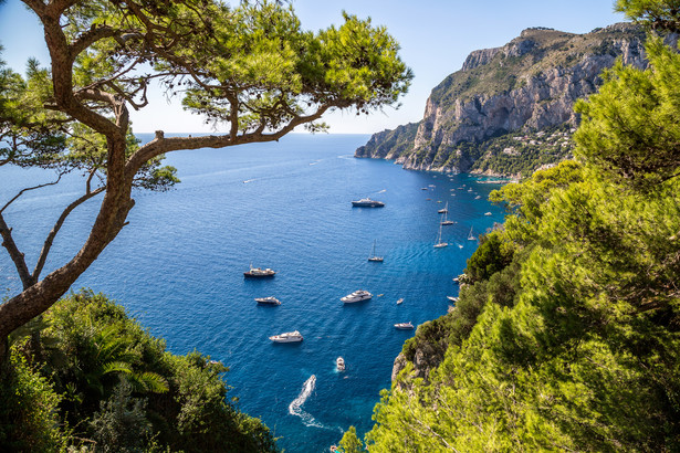 Wyspa Capri dziś przypomina twierdzę.