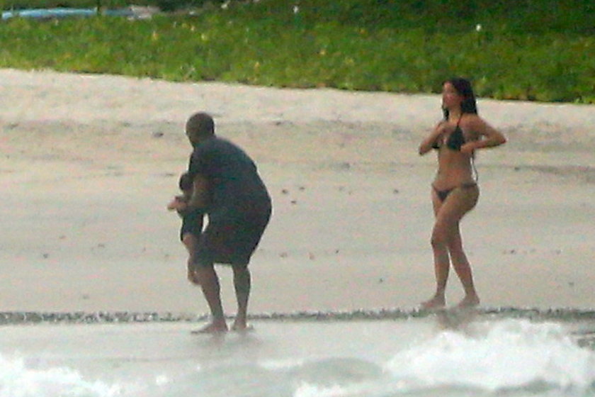 Kim Kardashian i Kanye West na plaży w Meksyku wraz z córeczką North