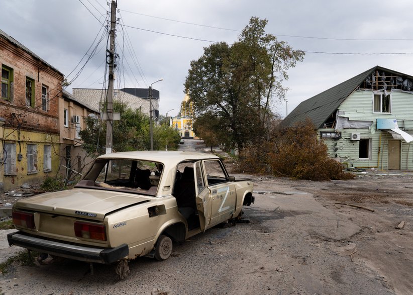 Samochód z literą "Z", symbolem rosyjskiej inwazji na Ukrainę w Kupiańsku