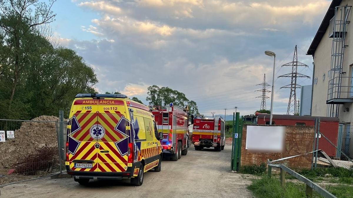 Sanitka a záchranárske autá sú na mieste nehody vetroňa, ku ktorej došlo v Martine