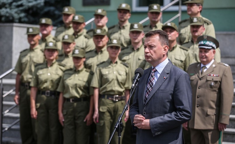 W uroczystościach z okazji 73. rocznicy wybuchu Powstania Warszawskiego, odbywających się w Parku Wolności przy gmachu Muzeum, udział biorą m.in. prezydent Andrzej Duda, prezydent Warszawy Hanna Gronkiewicz-Waltz, przedstawiciele polskiego rządu, parlamentarzyści i radni Warszawy oraz kombatanci Powstania Warszawskiego