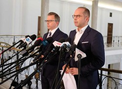 Joński i Szczerba: PiS dotuje nacjonalistów. Podali przykład organizacji Bąkiewicza