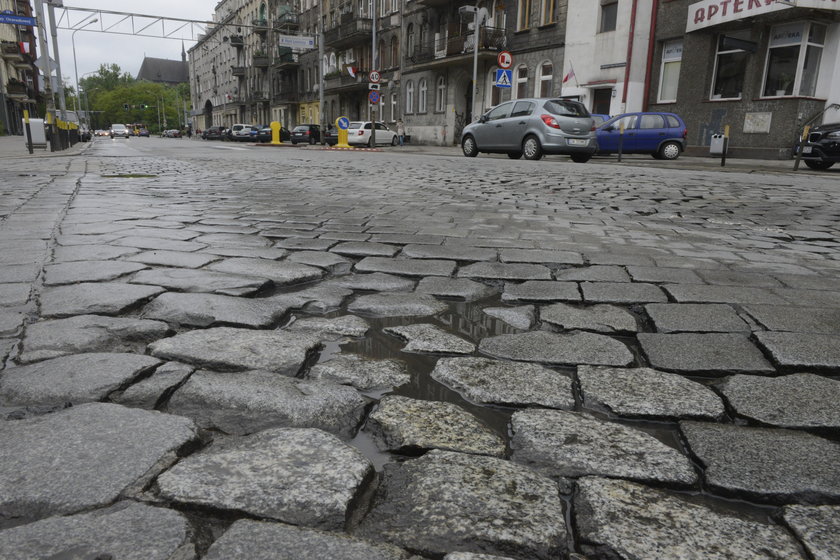 Zapadnięta kostka na ul. Wyszyńskiego