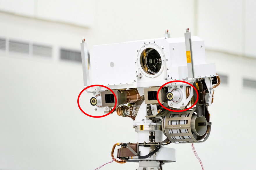 Dwa aparaty typu NavCam zostały zamontowane na górnym wysięgniku