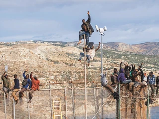 Ceuta i Melilla to dwie eksklawy hiszpańskie na terytorium Maroka. Ogrodzenie oddzielające Europę od Afryki było już wielokrotnie szturmowane przez tysiące osób