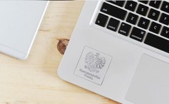 Orzeł na każdym laptopie dla czwartoklasisty. Tak chce rząd