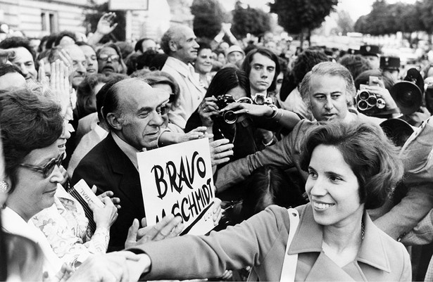 Protest przeciwko procesowi Klarsfeldów, oskarżanych o próbę porwania byłego szefa gestapo w Paryżu Kurta Lischki. Po prawej Beate Klarsfeld. Paryż, 11 lipca 1974 r. fot. Keystone/Hulton Archive/Getty Images