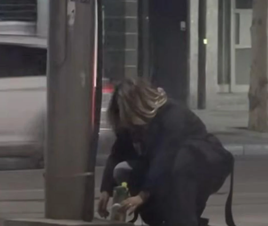 Ana Nikolić na tramvajskim šinama