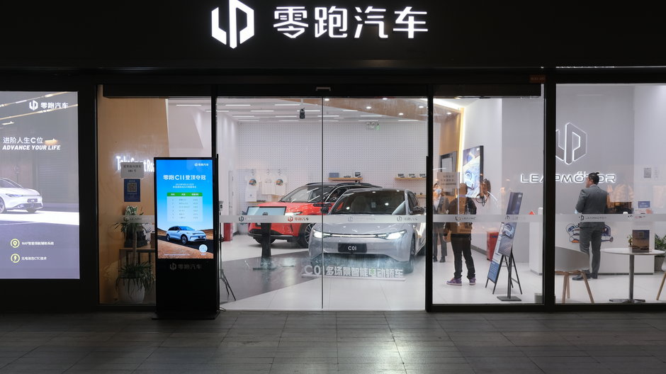 Fasada sklepu Leapmotor EV, chińskiej firmy zajmującej się samochodami elektrycznymi