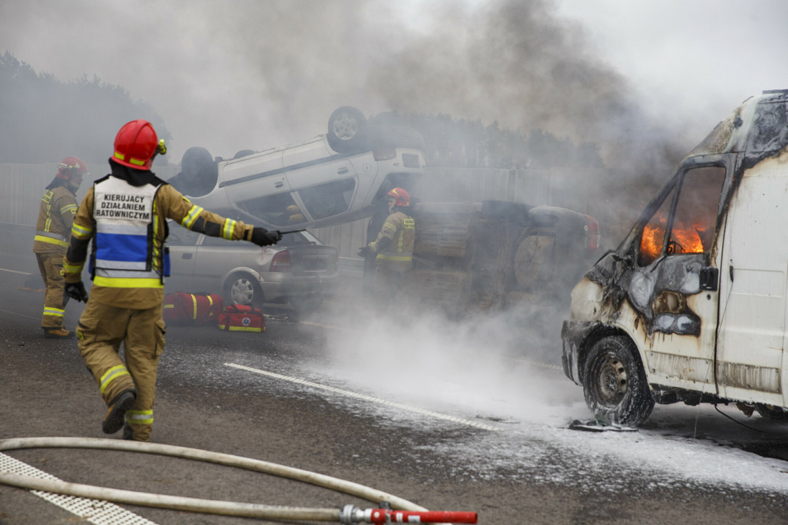 Strażacy na miejscu wypadku o charakterze masowym na obwodnicy w Łomży, w którym uczestniczyło 147 osób i 35 pojazdów ratowniczych (symulacja).
