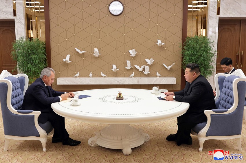 Kim Džong Un i Sergej Šojgu u Pjongjangu 13. septembra