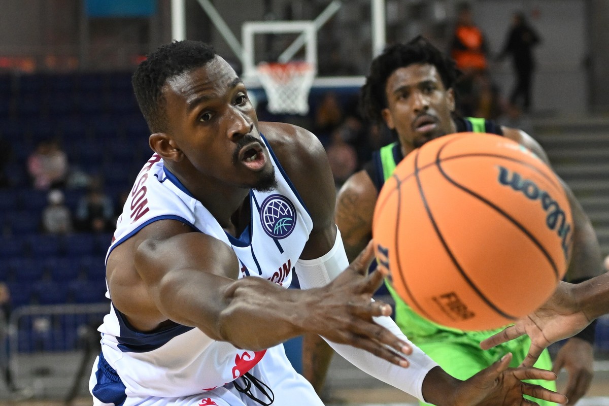 Zawodnik Kinga Szczecin Zac Cuthbertson (L) podczas meczu 1. kolejki grupy D Ligi Mistrzów koszykarzy z Dinamo Sassari
