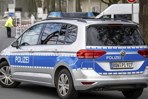 AUTOBUS PUN ĐAKA SLETEO SA PUTA I PREVRNUO SE Teška nesreća u Nemačkoj: 20 osoba povređeno, vozaču pozlilo?