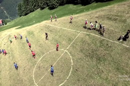 Piłka jest okrągła, bramki są dwie, a boisko krzywe. Oto "alpejski football"