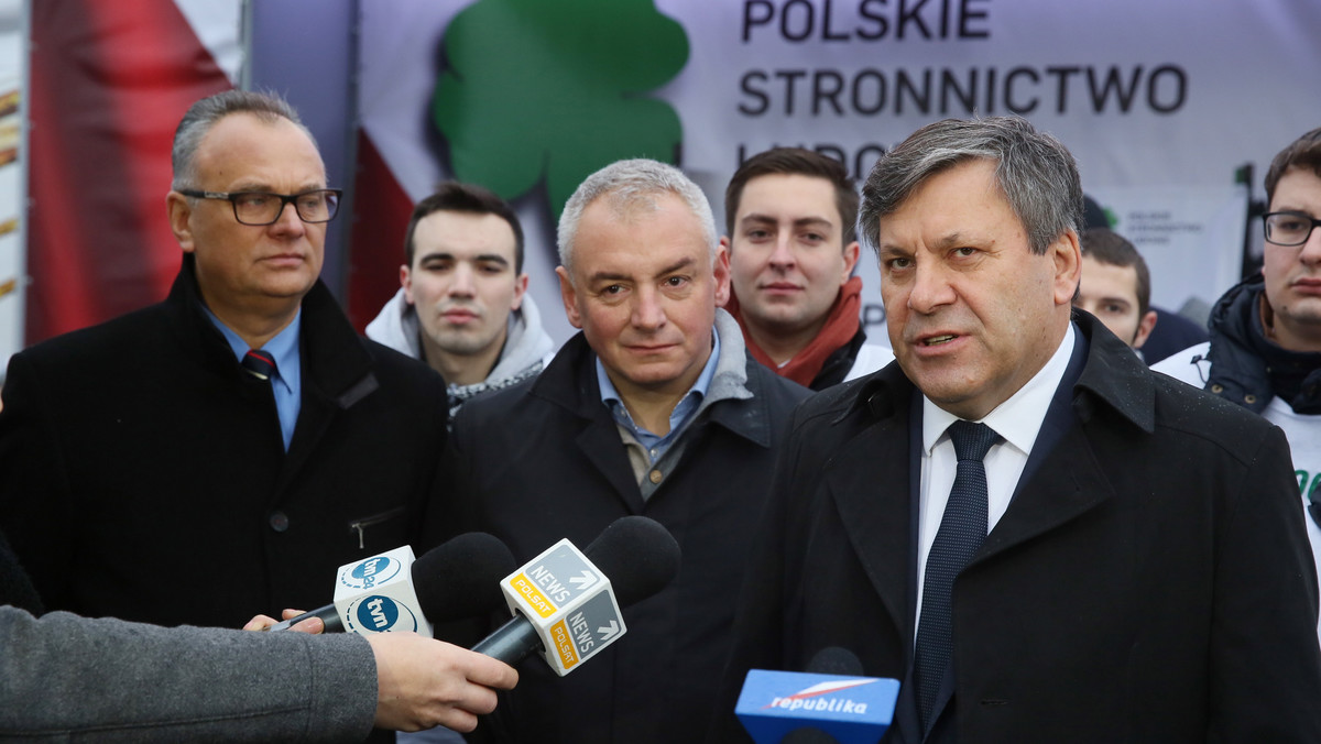 Wicepremier, prezes PSL Janusz Piechociński zaapelował w piątek do Polaków, aby w wyborach parlamentarnych nie głosowali na "spadochroniarzy", ale na kandydatów, których znają ze swoich okręgów wyborczych. - Mówimy spadochroniarzom "nie" - oświadczył.