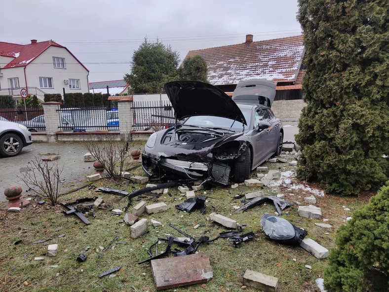 Spieszyli się do kościoła. Przebili się przez ogrodzenie plebanii