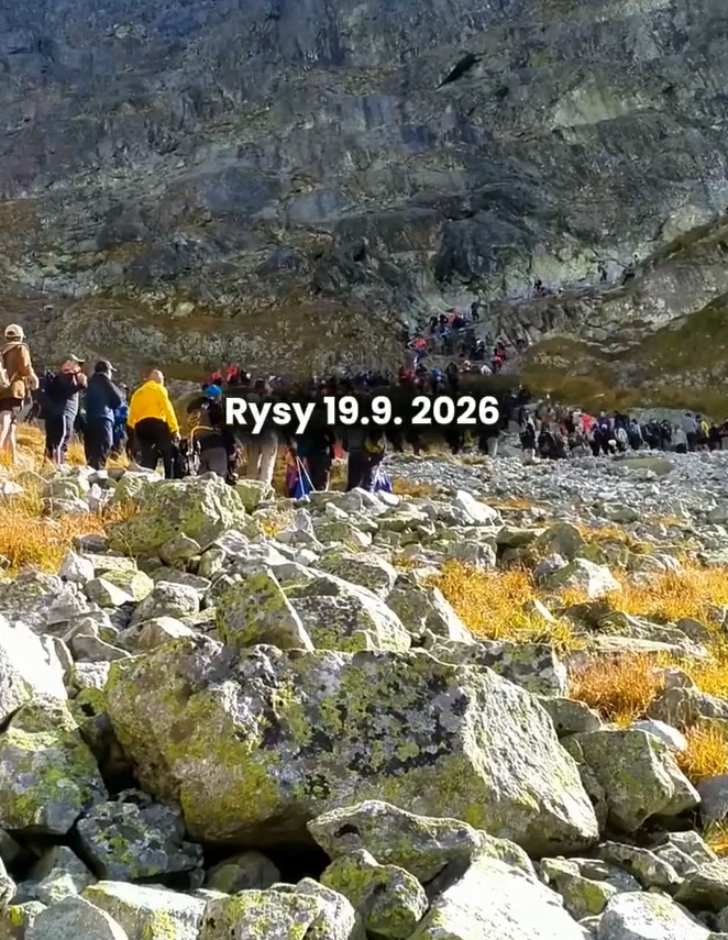 Pekné počasie prilákalo do hôr množstvo turistov.
