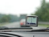 GPS (Global Positioning System) został stworzony w 1959 r. przez Departament Obrony Stanów Zjednoczonych. System GPS jest utrzymywany i zarządzany przez amerykańską instytucję. Zadaniem GPS-u jest dostarczenie użytkownikowi informacji o jego położeniu oraz ułatwienie nawigacji po terenie. System składa się z trzech segmentów: kosmicznego - 31 satelitów orbitujących wokół Ziemi na średniej orbicie okołoziemskiej; naziemnego - stacji kontrolnych i monitorujących na ziemi oraz użytkownika - odbiorcy sygnału. GPS jest powszechnie wykorzystywany przez kierowców. Źródło: pixabay.com