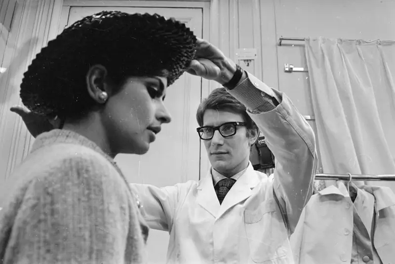 7 kwietnia 1965: Yves Saint-Laurent &quot;cudowny chłopak Diora&quot;, pracuje z modelką we własnym domu mody w Paryżu. (Zdjęcie: Reg Lancaster / Express / Getty Images)